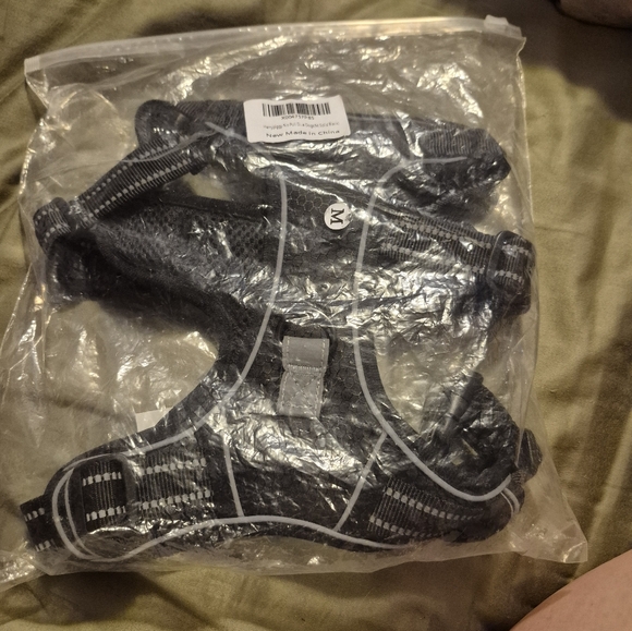 NIP Black Dog Harness Medium With 2 leash clips - Picture 15 of 15